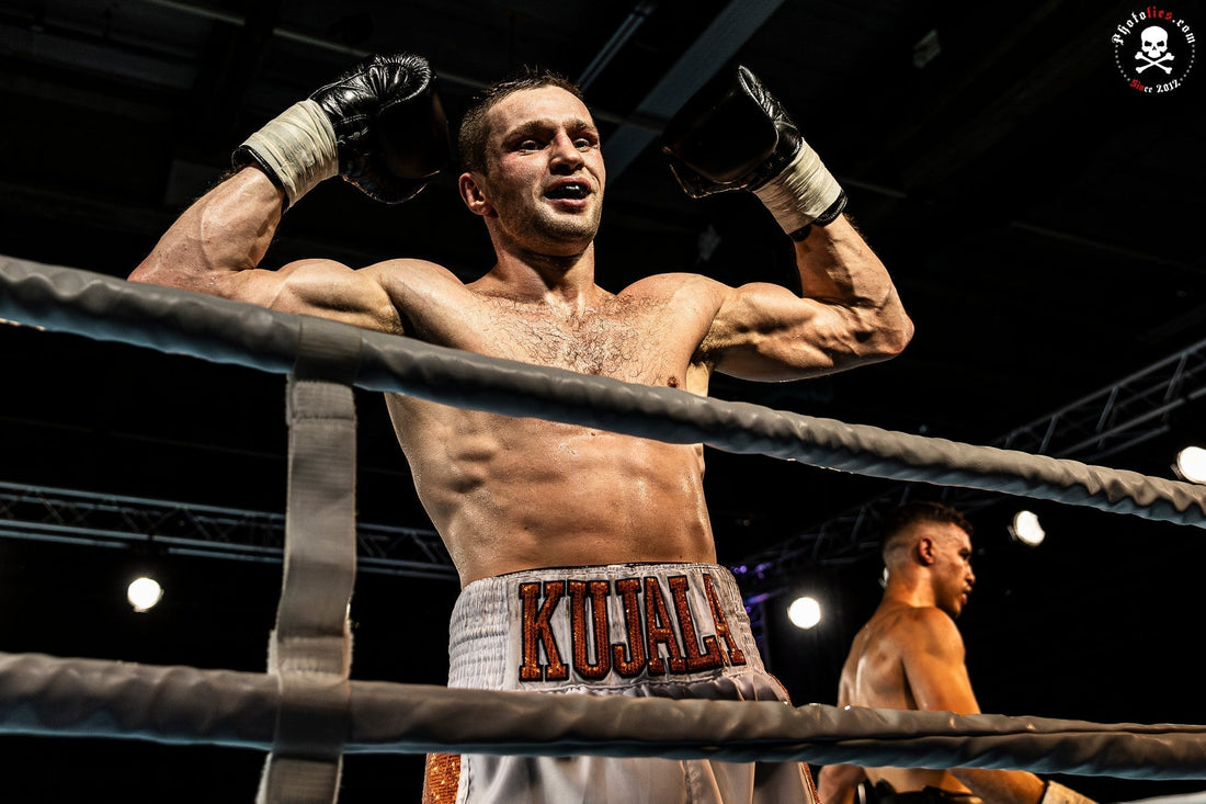 Ammattinyrkkeilijä Ilari Kujala